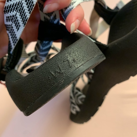 Women’s Chaco Size 7 - Picture 2 of 3